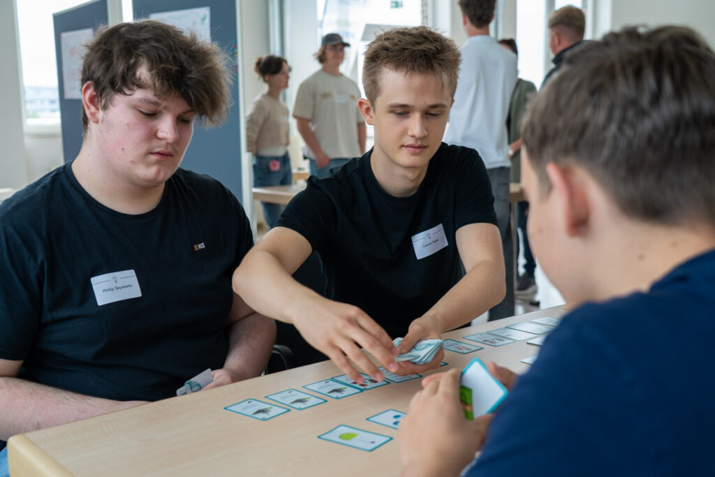 Schüler:innen machen einen Workshop mit Karten
