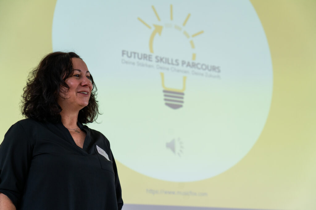 Nadine Slomma vor dem Future Skills Parcours-Logo
