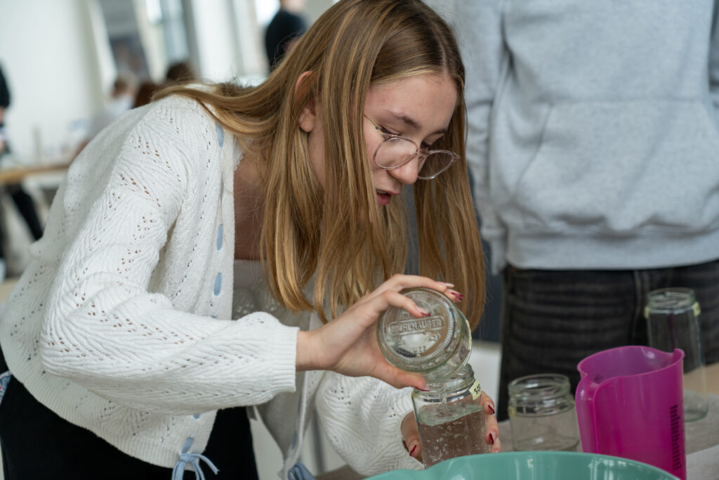 Schülerin führt ein chemisches Experiment durch