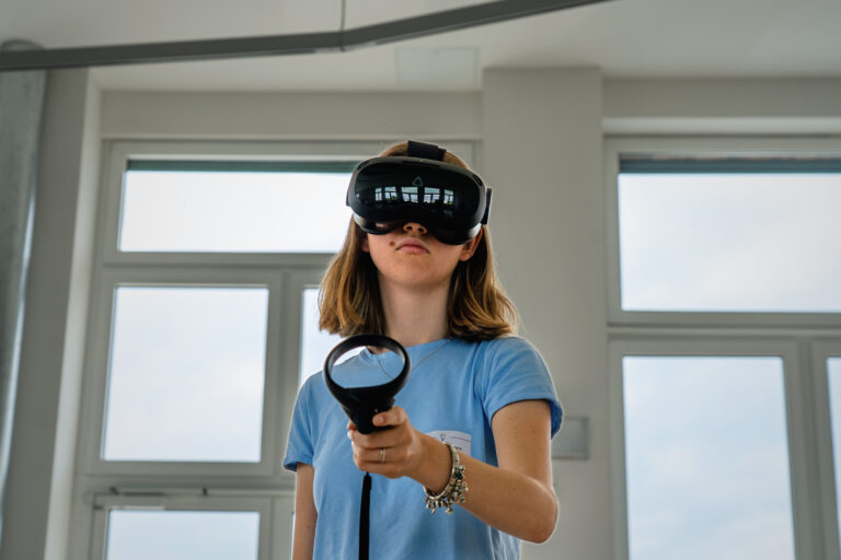 Schülerin trägt Virtual-Reality-Brille