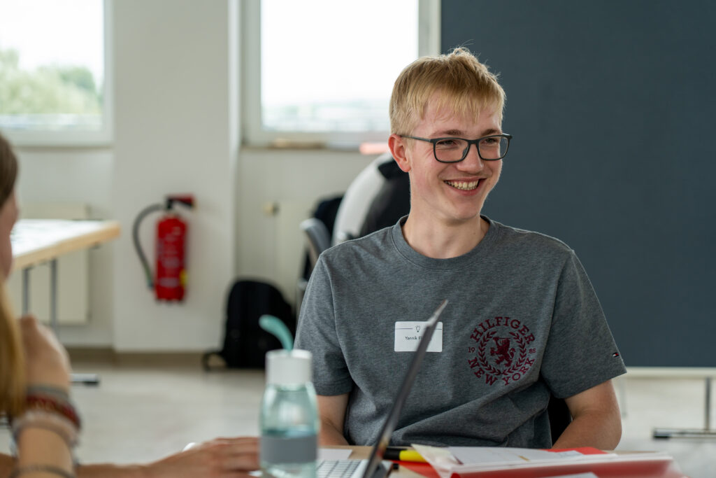 Schüler lächelt